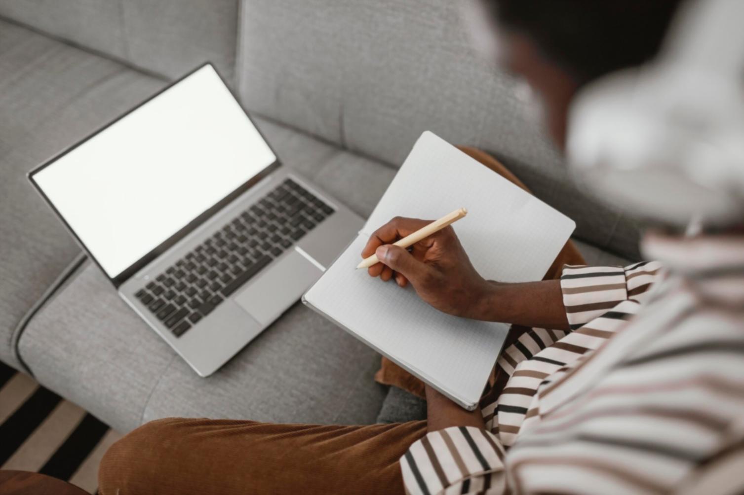 Equipo de profesionales trabajando en colaboración estratégica