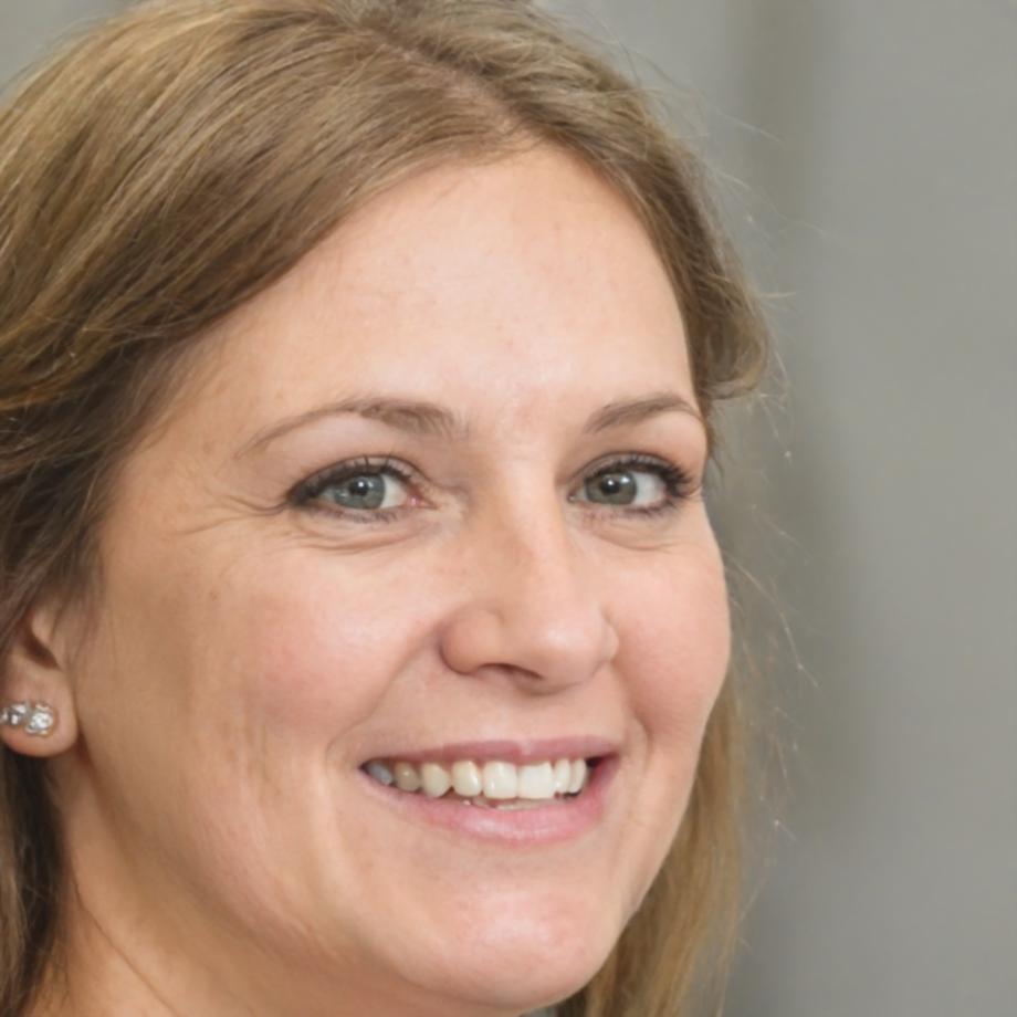 Instructora especialista en finanzas colaborativas facilitando sesión grupal